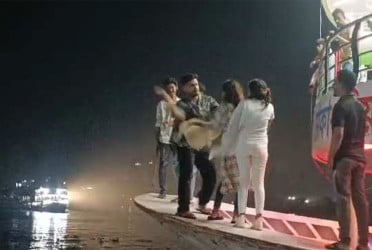 যাত্রীবাহী লঞ্চের কেবিনে ‘পিকনিকে’ আসা নারীদের প্রকাশ্যে মারধর-লুটপাট