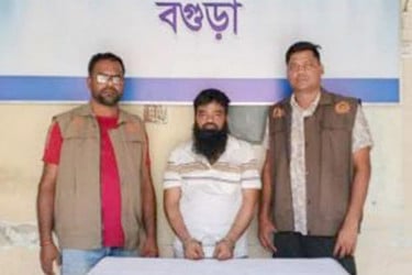 বগুড়ায় আলোচিত সন্ত্রাসী ঝুমুর সরকার গ্রেপ্তার