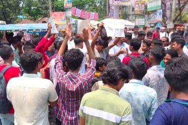 গাজীপুরে বাস থেকে ফেলে শিক্ষার্থী হত্যা, বিচারের দাবিতে বিক্ষোভ