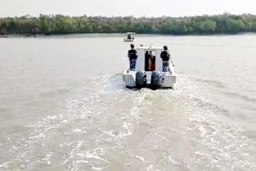 সুন্দরবনে পুশইন ৭৮ জন, খাবার-ওষুধ দিয়ে সহায়তা কোস্টগার্ডের