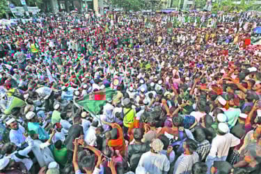 গণজমায়েতে উত্তাল শাহবাগ