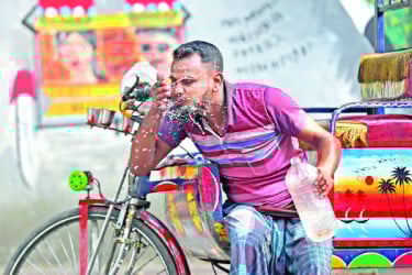 তীব্র তাপপ্রবাহে পুড়ছে দেশ