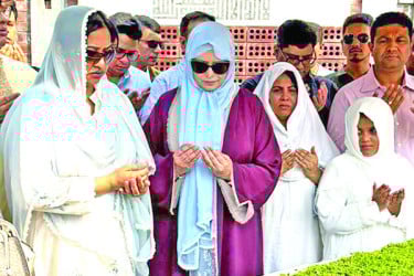 কোকোর কবর জিয়ারত করলেন জুবাইদা শামিলা
