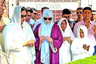 কোকোর কবর জিয়ারত করলেন জুবাইদা শামিলা