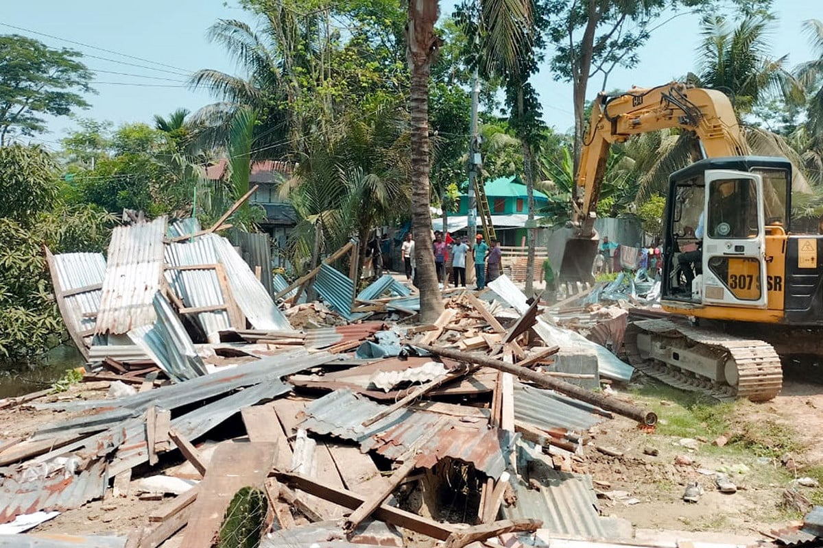 কলাপাড়ায় খাল দখলমুক্ত করতে মাঠে নামলো প্রশাসন
