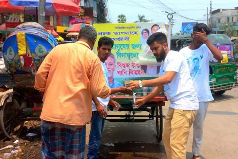তাপপ্রবাহে বিপর্যস্ত নগরবাসীর মাঝে বিশুদ্ধ ঠান্ডা পানি বিতরণ