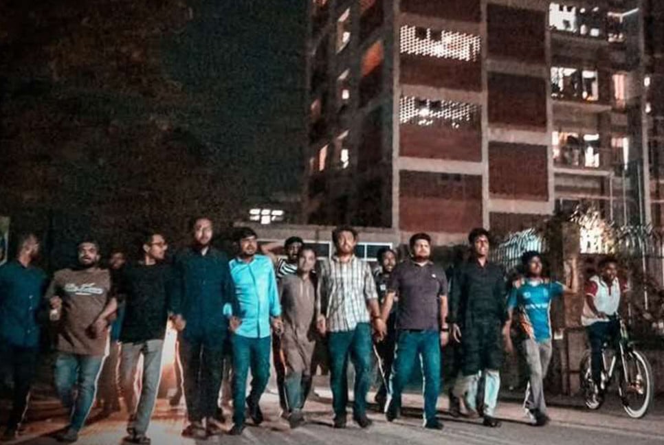 আওয়ামী লীগের কার্যক্রম নিষিদ্ধের খবরে জাবিতে আনন্দ মিছিল