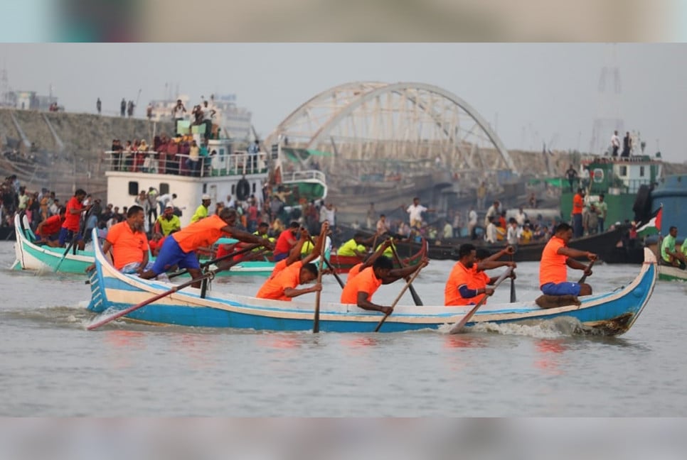 কর্ণফুলী নদীতে সাম্পান বাইচ