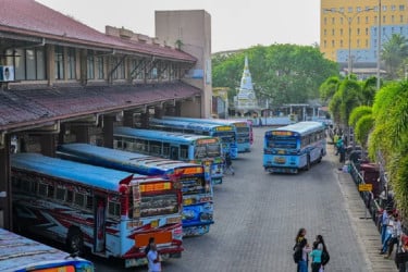 শ্রীলঙ্কায় তীর্থযাত্রীদের বাস খাদে, নিহত ২১