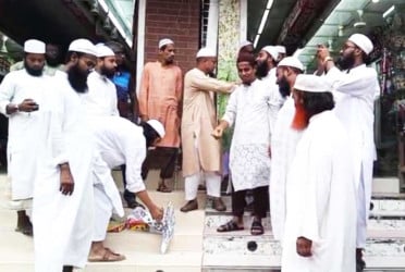আ. লীগের কার্যক্রম নিষিদ্ধের খবরে নেত্রকোনায় মিষ্টি বিতরণ