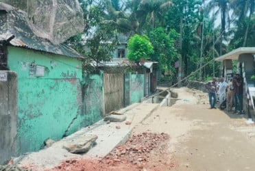 ড্রেন নির্মাণে ক্ষতিগ্রস্ত টিনসেট ভবন ধ্বসের শংকা