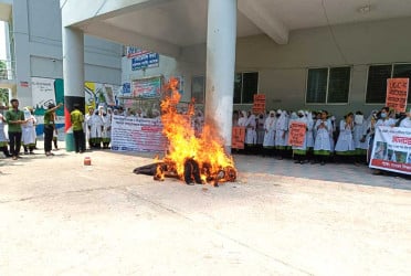 আমরণ অনশনের হুঁশিয়ারি বরিশাল নার্সিং কলেজের শিক্ষার্থীদের