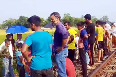 ট্রেনে কাটা পড়ে বাবার মৃত্যু, সন্তান আহত