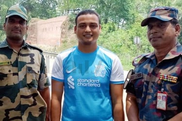 সোনা মসজিদ সীমান্তে এক ভারতীয় নাগরিককে হস্তান্তর