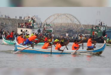 কর্ণফুলী নদীতে সাম্পান বাইচ