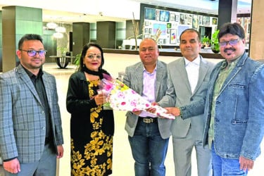 টরন্টোতে ফুলেল শুভেচ্ছায় কিংবদন্তি সাবিনা ইয়াসমিন
