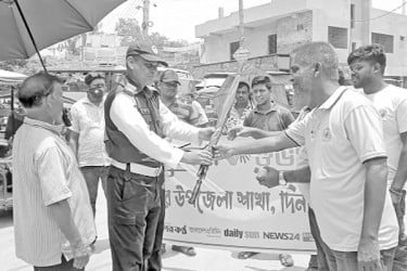 বসুন্ধরা শুভসংঘের ছাতা স্যালাইন ও পানি বিতরণ