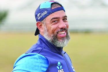 অ্যাডামসের বিদায়ঘণ্টা