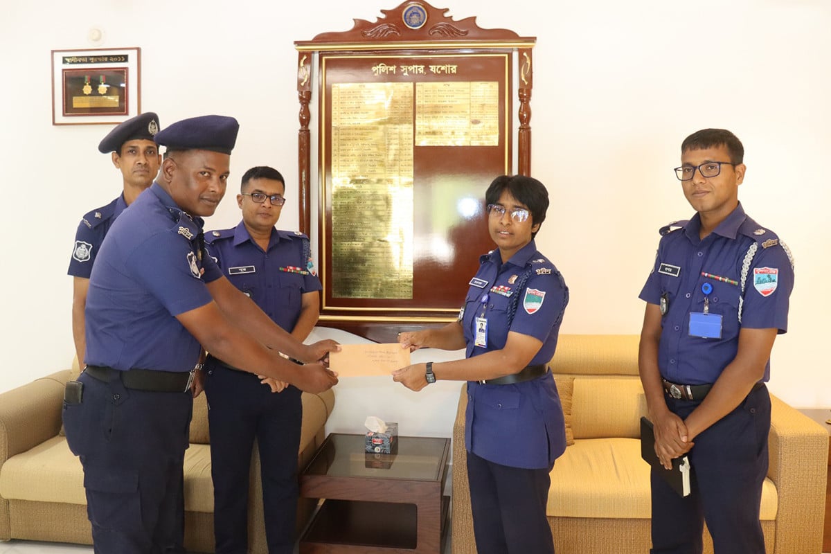 ভালো কাজের পুরস্কার পেলেন যশোরের দুই ট্রাফিক পুলিশ