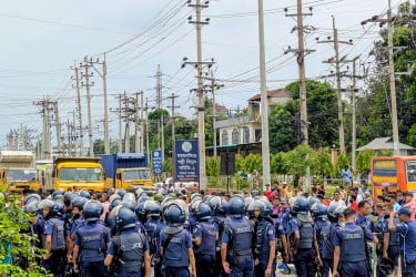 ভালুকায় গার্মেন্টস শ্রমিকদের সড়ক অবরোধ, যানজটে দুর্ভোগ
