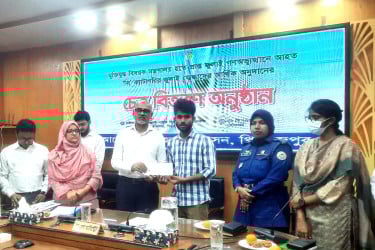 পিরোজপুরে গণঅভ্যুত্থানে আহতদের মাঝে চেক বিতরণ