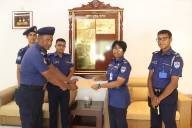 ভালো কাজের পুরস্কার পেলেন যশোরের দুই ট্রাফিক পুলিশ