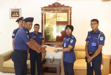 ভালো কাজের পুরস্কার পেলেন যশোরের দুই ট্রাফিক পুলিশ