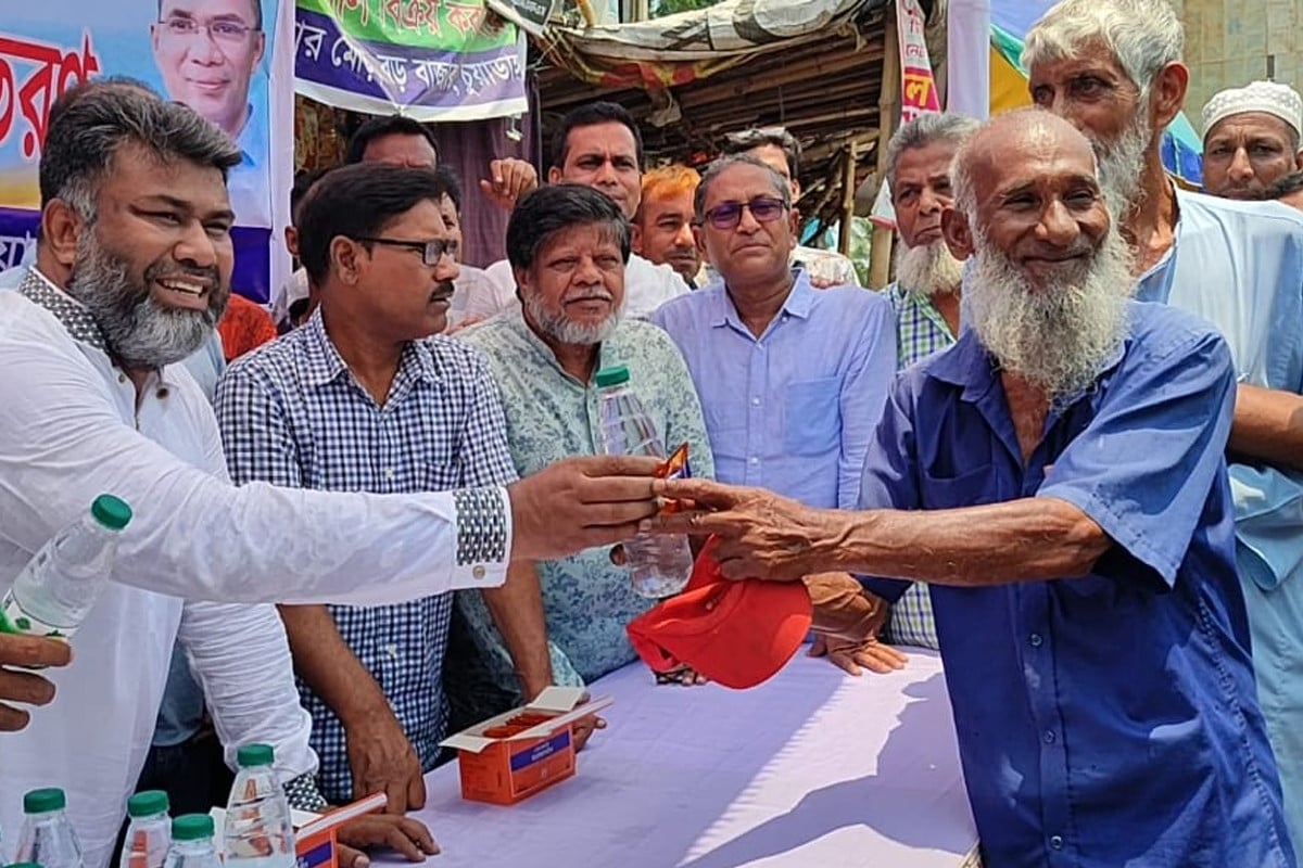 চুয়াডাঙ্গায় তৃষ্ণার্তদের মাঝে খাবার পানি ও স্যালাইন বিতরণ বিএনপির