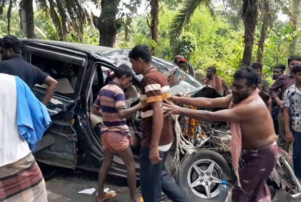 মাদারীপুরে বাস-মাইক্রোবাসের সংঘর্ষ, শিশুসহ আহত ১০