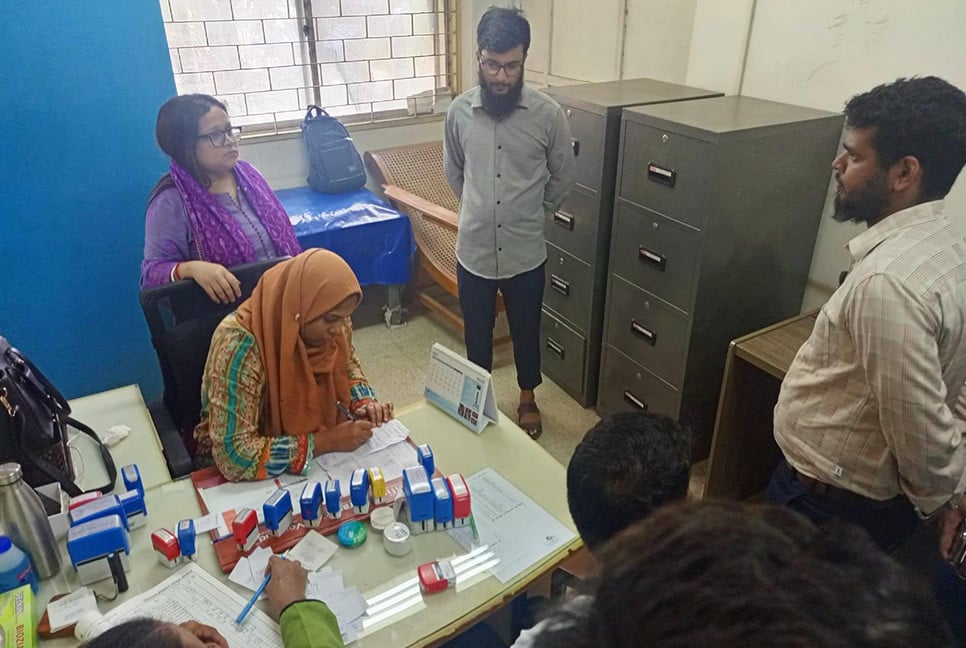 নারায়ণগঞ্জে পাসপোর্ট অফিস ও হাসপাতালে অভিযান, দুই দালালকে অর্থদণ্ড