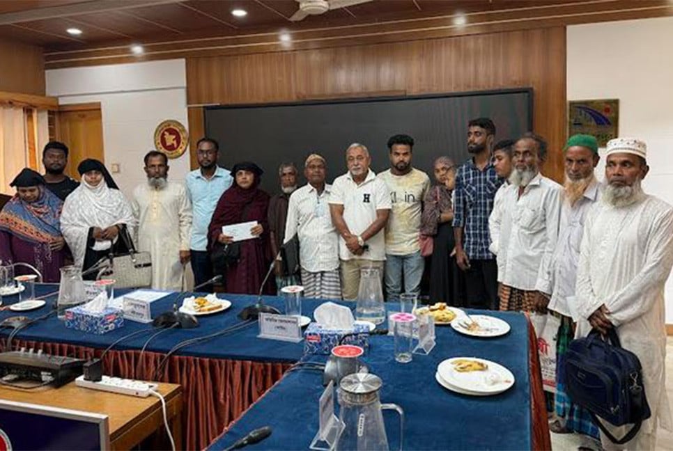 শরীয়তপুরে গণঅভ্যুত্থানে শহীদ পরিবারের মাঝে সঞ্চয়পত্র বিতরণ