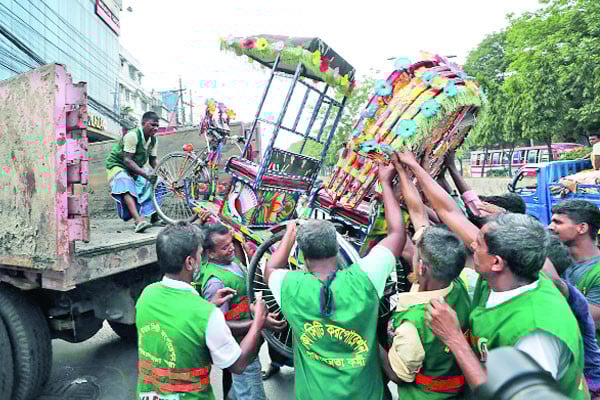 রাজধানীতে অবৈধ রিকশা বন্ধে অভিযান