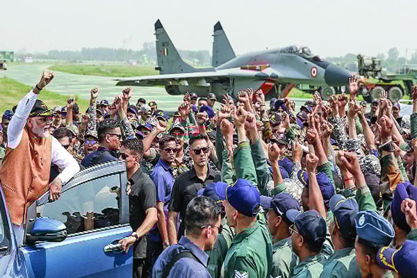 বিমান ঘাঁটি পরিদর্শনে নরেন্দ্র মোদি