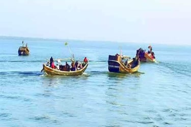 আরাকান আর্মির গুলিতে দুই বাংলাদেশি গুলিবিদ্ধ, ৩ জেলেকে অপহরণ