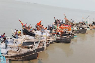 কুতুবদিয়ায় ১২ নৌকা জব্দ