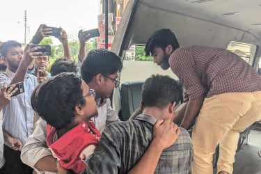 অনশনে অসুস্থ ববির পাঁচ শিক্ষার্থী