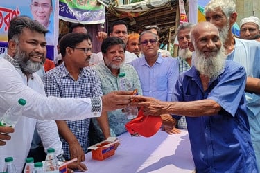 চুয়াডাঙ্গায় তৃষ্ণার্তদের মাঝে খাবার পানি ও স্যালাইন বিতরণ বিএনপির