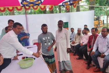 ইলিশের প্রজনন রক্ষায় বিকল্প কর্মসংস্থানের লক্ষ্যে জেলেদের মাঝে বাছুর বিতরণ