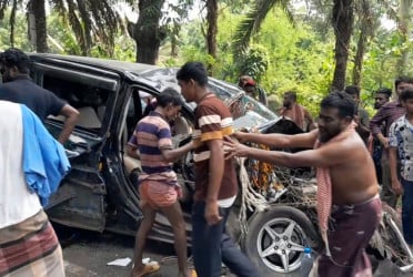 মাদারীপুরে বাস-মাইক্রোবাসের সংঘর্ষ, শিশুসহ আহত ১০