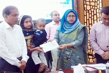 দিনাজপুরে গণঅভ্যুত্থানে শহীদ পরিবারের মাঝে সঞ্চয়পত্র বিতরণ