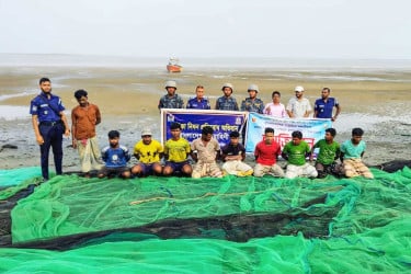 আঠারো কোটি টাকার অবৈধ জাল ও মাছ জব্দ করল নৌবাহিনী