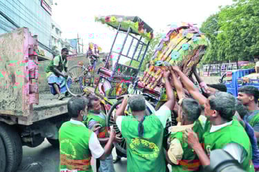 রাজধানীতে অবৈধ রিকশা বন্ধে অভিযান