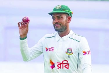 মিরাজের স্বপ্ন শীর্ষে ওঠা