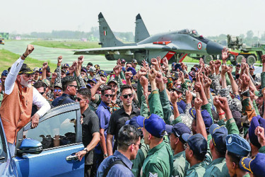 বিমান ঘাঁটি পরিদর্শনে নরেন্দ্র মোদি