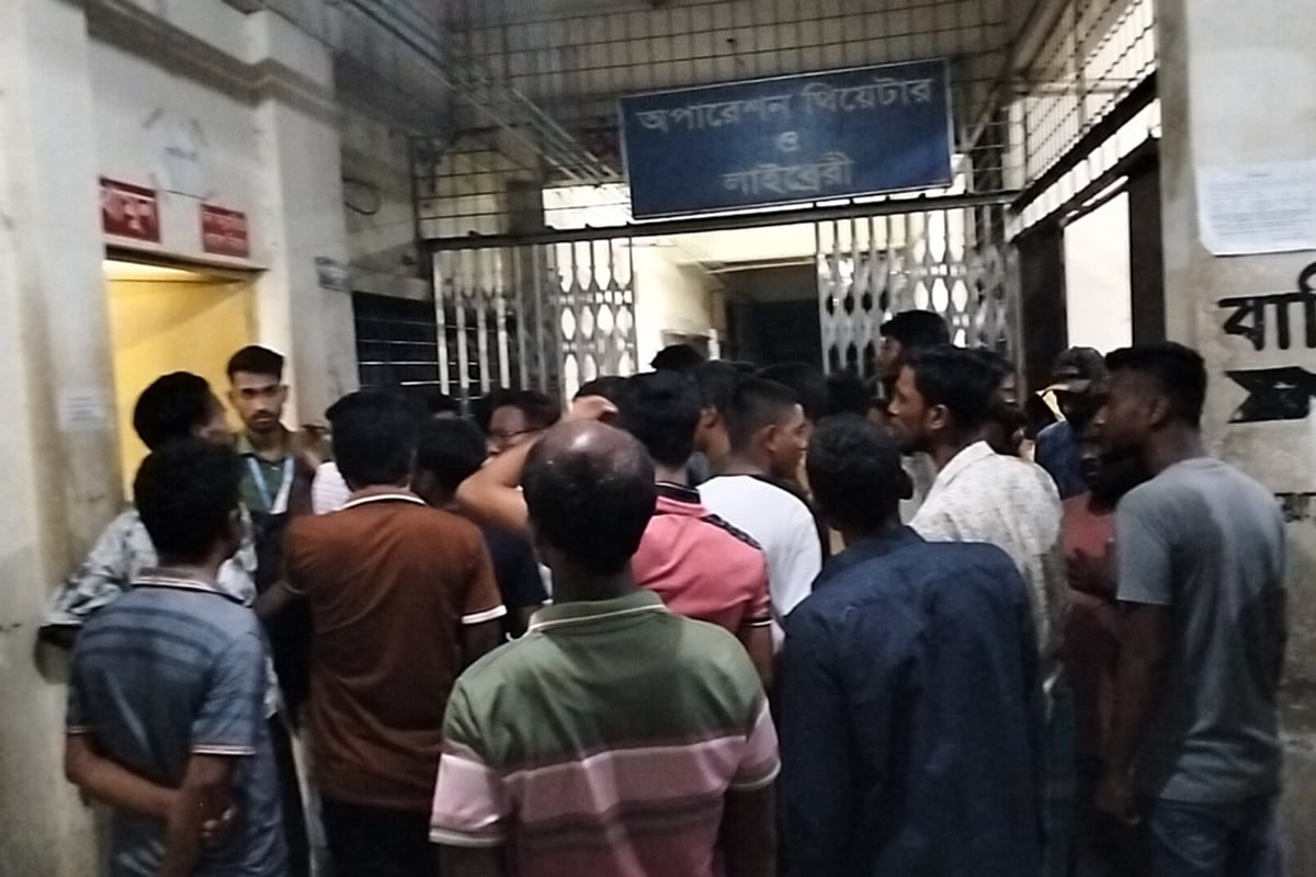 স্ত্রীকে কুপিয়ে দুই মেয়েকে আছাড়, শেষে নিজেই নিজের গলা কাটেন মামুন