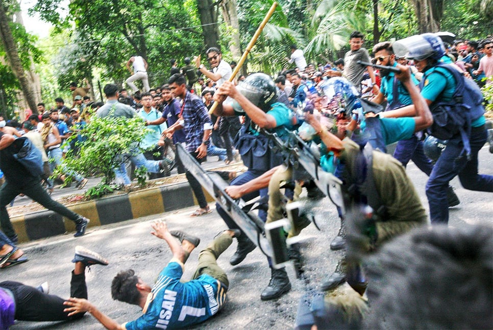 জবি শিক্ষার্থীদের উপর টিয়ারশেল-লাঠিচার্জে আহত শতাধিক, হাসপাতালে ৩০