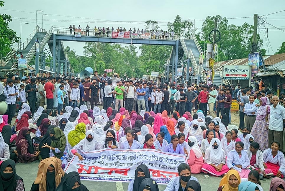 নিরাপদ সড়কের দাবিতে রংপুর-কুড়িগ্রাম সড়ক অবরোধ