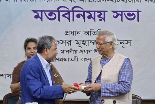 চট্টগ্রাম হার্ট ফাউন্ডেশন হাসপাতালের জমির দলিল হস্তান্তর করলেন প্রধান উপদেষ্টা