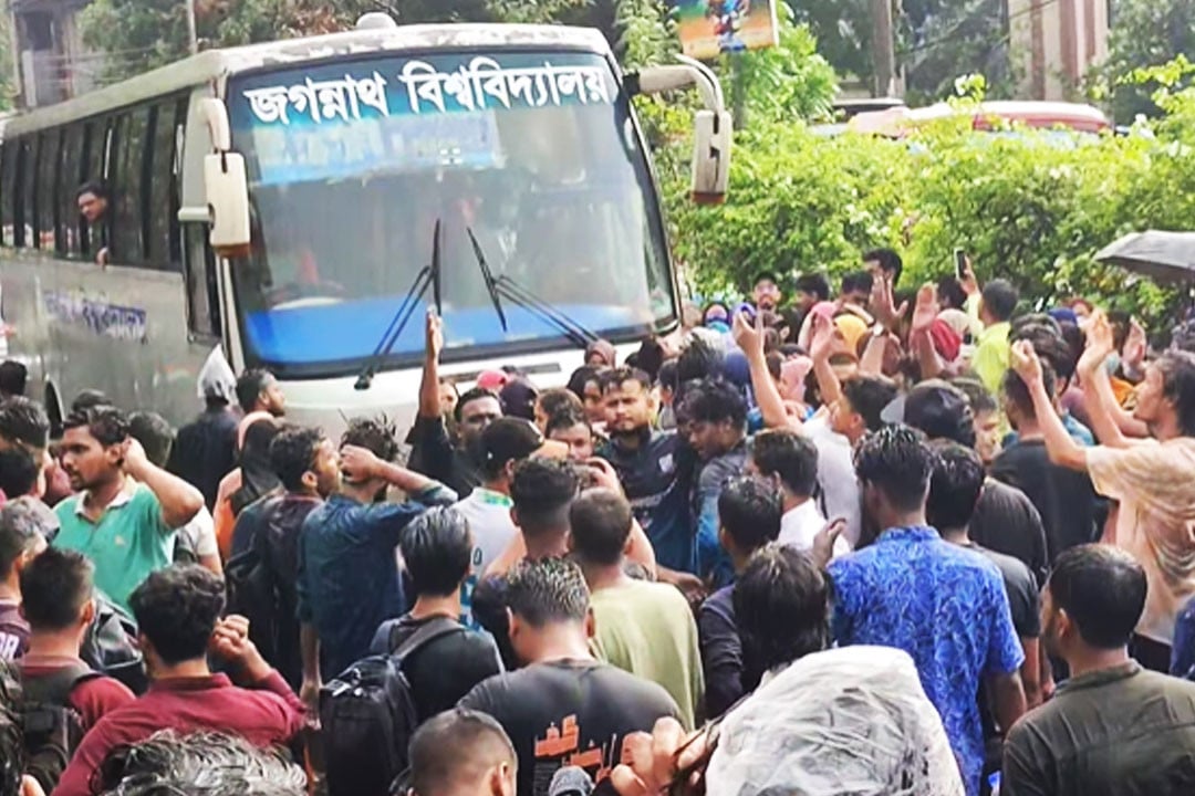 কাকরাইলে আন্দোলনকারীদের সঙ্গে যোগ দিতে বাসে করে আসছেন ছাত্র-শিক্ষকরা