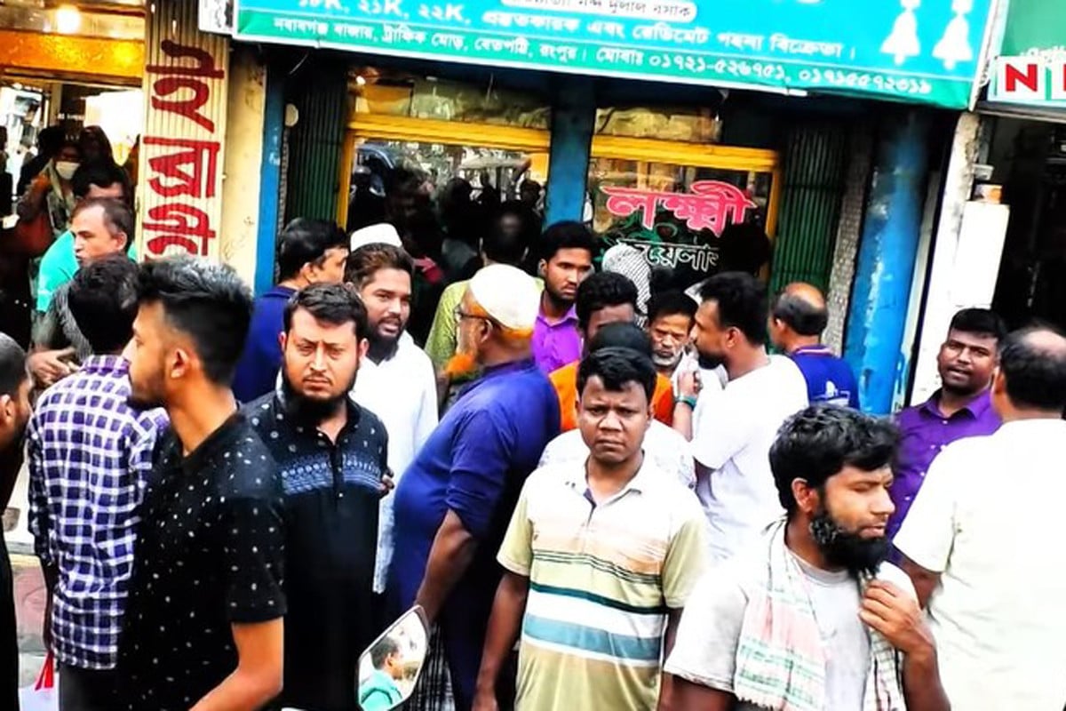 দোকানের কর্মচারীদের ব্যস্ত রেখে ১০০ ভরি স্বর্ণ নিয়ে চম্পট পাঁচ নারী